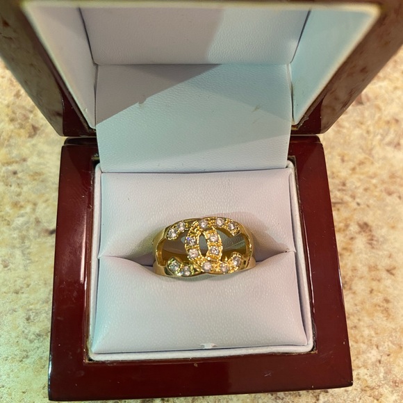 Beautiful Gold Ring - Picture 4 of 9